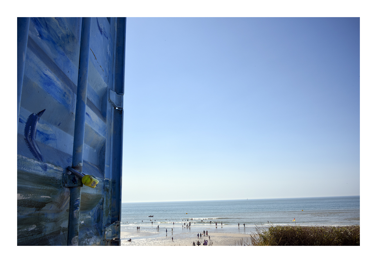 La plage d'Equihen, accessible aux personnes à mobilité réduite. Mais quand on te dépose à l'ombre devant un container le temps d'aller chercher la voiture, il y a un p'tit con qui vient te dire que tu déranges et que tu dois bouger de là! Sauf qu'en vrai, ça l'emmerdait juste que je sois posée là! Il a juste ouvert la porte du container, s'est tenu debout devant moi m'empêchant de voir la mer, attendant que je bouge. Puis a refermé la porte du container et a été s'asseoir ailleurs. Je me suis réinstallée là où j'étais pour pouvoir prendre la photo! Parce que c'était joli! NA! Le type, il tirait la tronche derrière son container quand mon lutin est enfin arrivé.