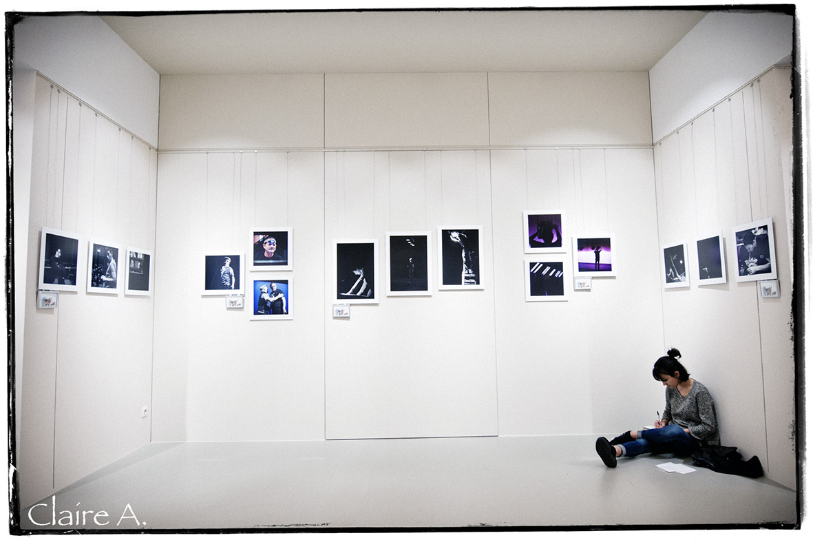 Valentine, l'une de mes élèves de ma première résidence, assise devant l'exposition collective réalisée suite à la résidence.