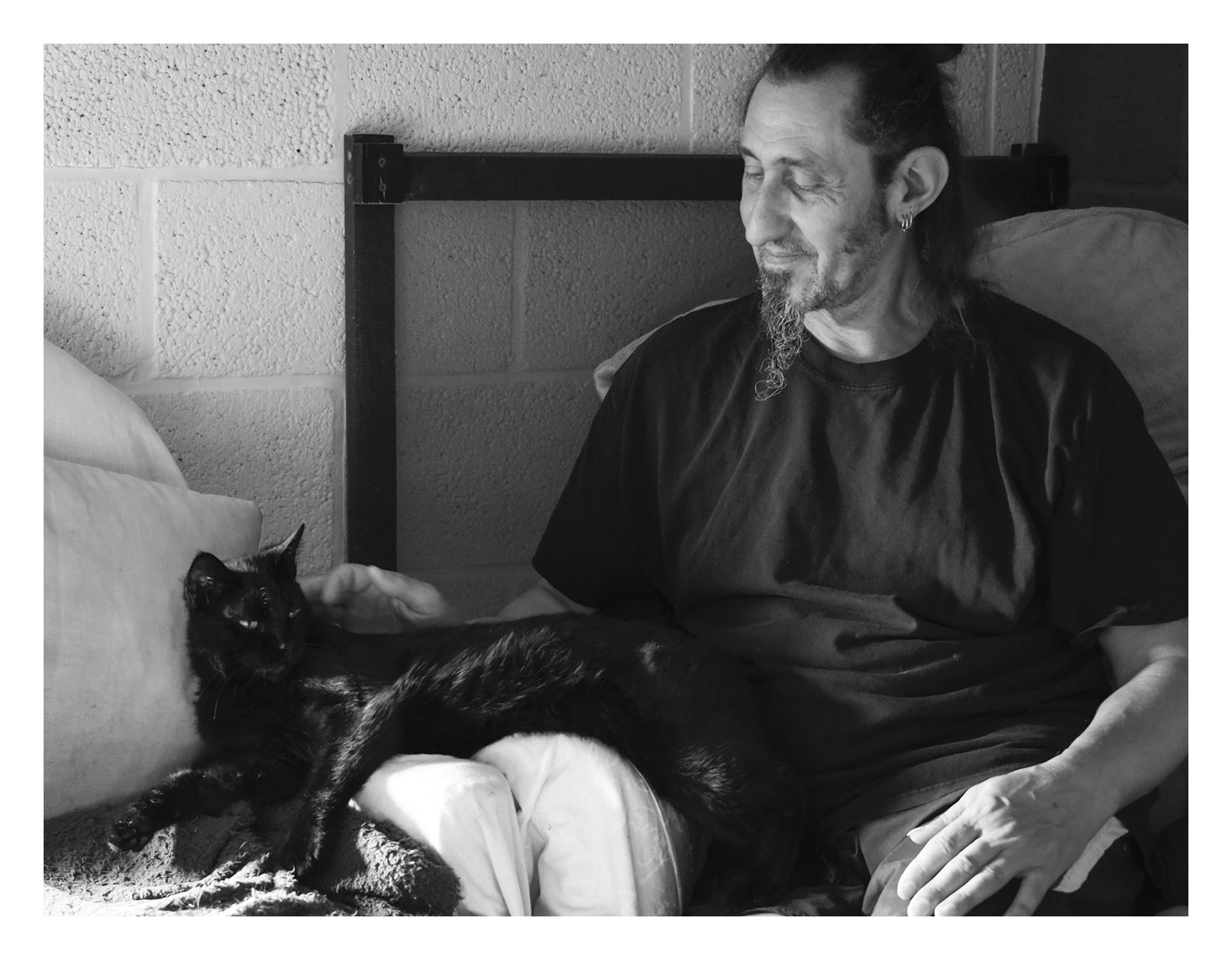 Lorsqu'il vient me voir dans ma chambre, il y a son chat, Pluton, ravi qu'il arrive enfin! Et mon Lutin d'être assailli, à la fois par ce chat miaulant pour recevoir son lot de caresses et moi, de l'envahir avec mes découvertes sur les recherches médicales qui prouvent que les médecins que je vois ne se tiennent pas au courant des dernières avancées. Je ne sais toujours pas s'il vient pour le chat ou pour moi!